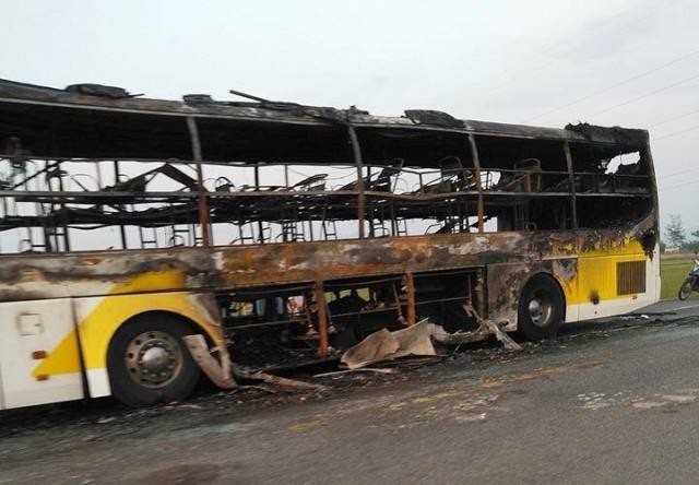 Làm thế nào để thoát hiểm khi xe khách bất ngờ bốc cháy? lam the nao de thoat hiem khi xe khach bat ngo boc chay