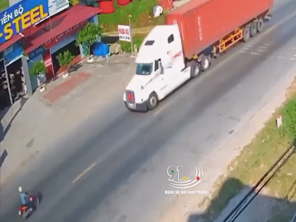 o to truong gateway bat ngo tong vao xe bon tai xe nhap vien cap cuu