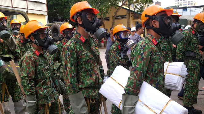 Mục kích bộ đội Hóa học tổng lực tiêu độc nhà kho Rạng Đông muc kich bo doi hoa hoc tong luc tieu doc nha kho rang dong