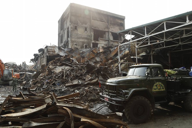 Mục kích bộ đội Hóa học tổng lực tiêu độc nhà kho Rạng Đông muc kich bo doi hoa hoc tong luc tieu doc nha kho rang dong