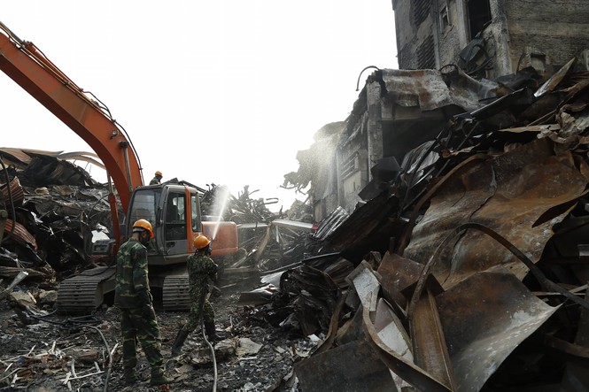 Mục kích bộ đội Hóa học tổng lực tiêu độc nhà kho Rạng Đông muc kich bo doi hoa hoc tong luc tieu doc nha kho rang dong