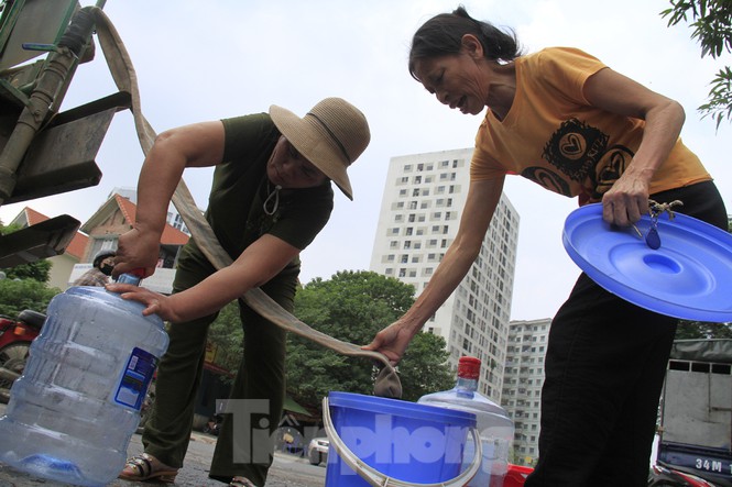 Người Hà Nội đổ bỏ nước miễn phí vì có mùi lạ nguoi ha noi do bo nuoc mien phi vi co mui la