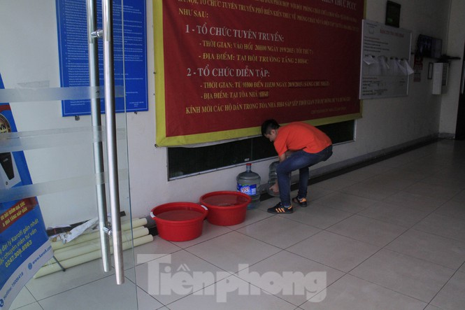 Người Hà Nội đổ bỏ nước miễn phí vì có mùi lạ nguoi ha noi do bo nuoc mien phi vi co mui la