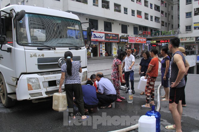 Người Hà Nội đổ bỏ nước miễn phí vì có mùi lạ nguoi ha noi do bo nuoc mien phi vi co mui la