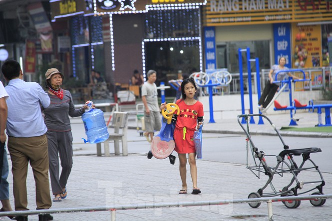 Người Hà Nội đổ bỏ nước miễn phí vì có mùi lạ nguoi ha noi do bo nuoc mien phi vi co mui la