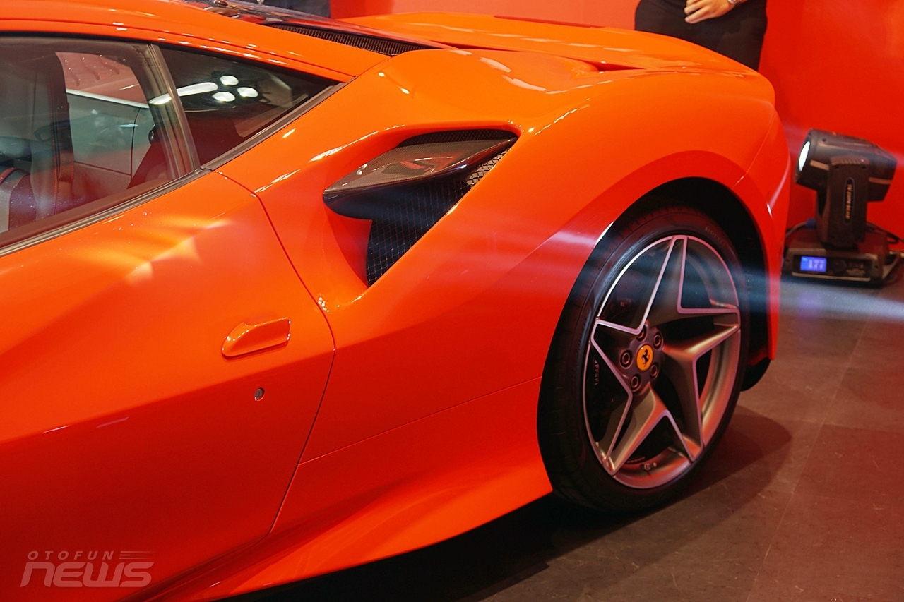 Cận cảnh 'siêu ngựa' Ferrari F8 đầu tiên tại Việt Nam can canh sieu ngua ferrari f8 dau tien tai viet nam