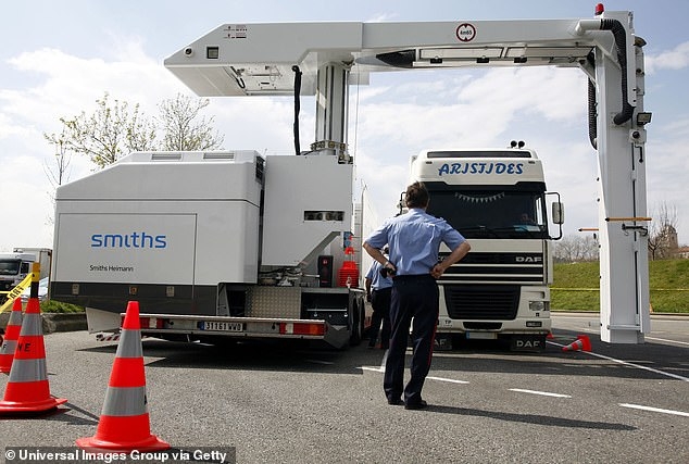 dau la ly do chiec xe container tu than vuot qua hai quan o anh