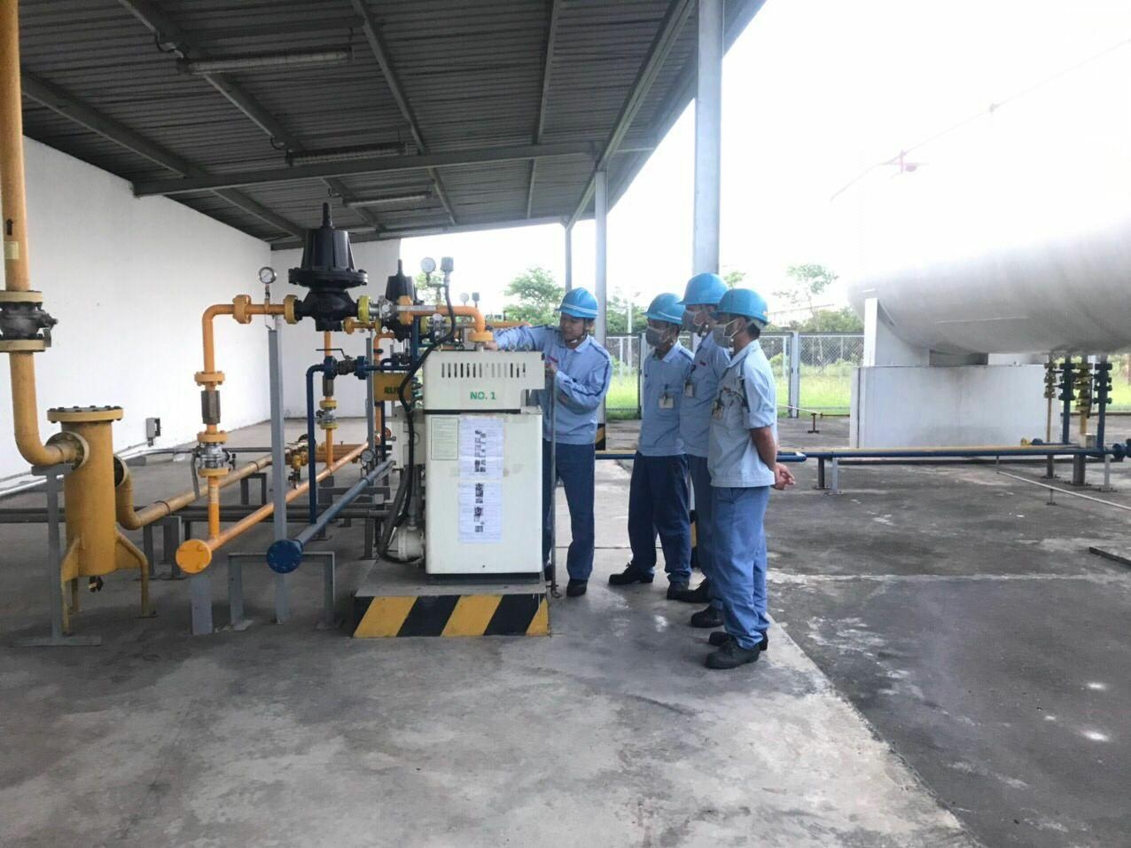 Công nhân ưu tú có nhiều sáng kiến trong lao động Công nhân ưu tú có nhiều sáng kiến trong lao động