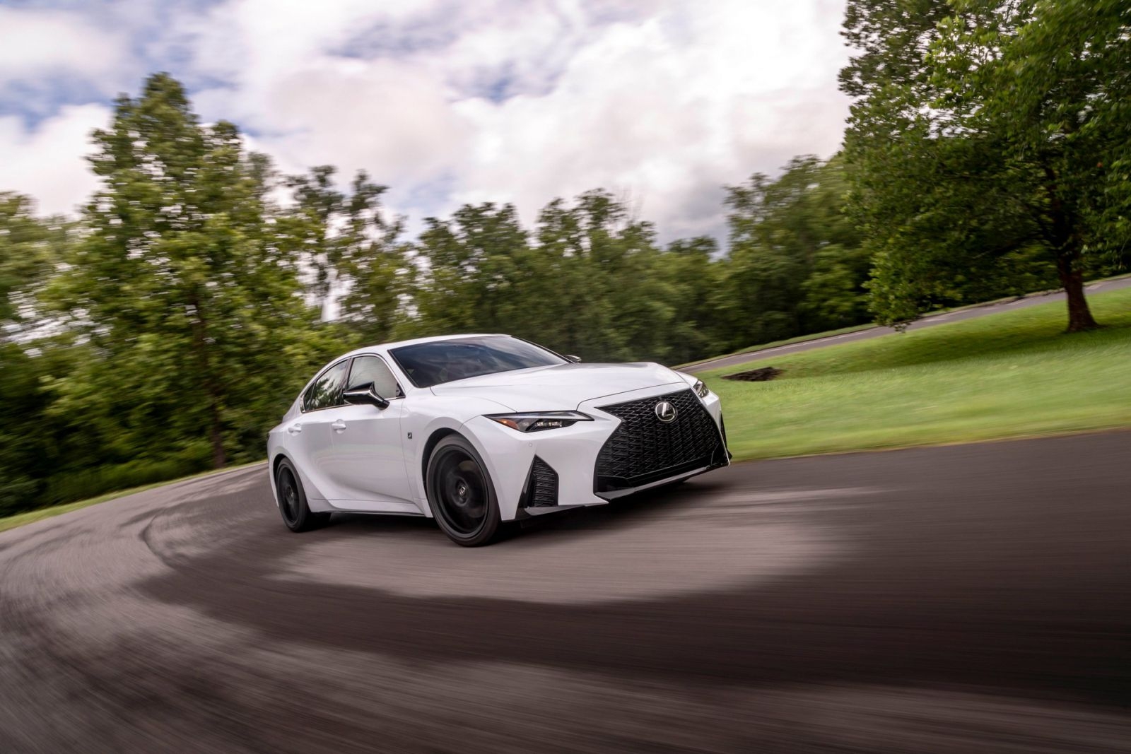 lexus is 2021 ban ra vao thang sau voi gia 39000 usd