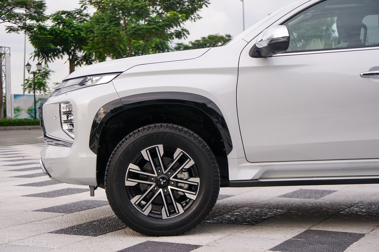 mitsubishi pajero sport 2020 chinh thuc co mat khong co so san va dong co xang