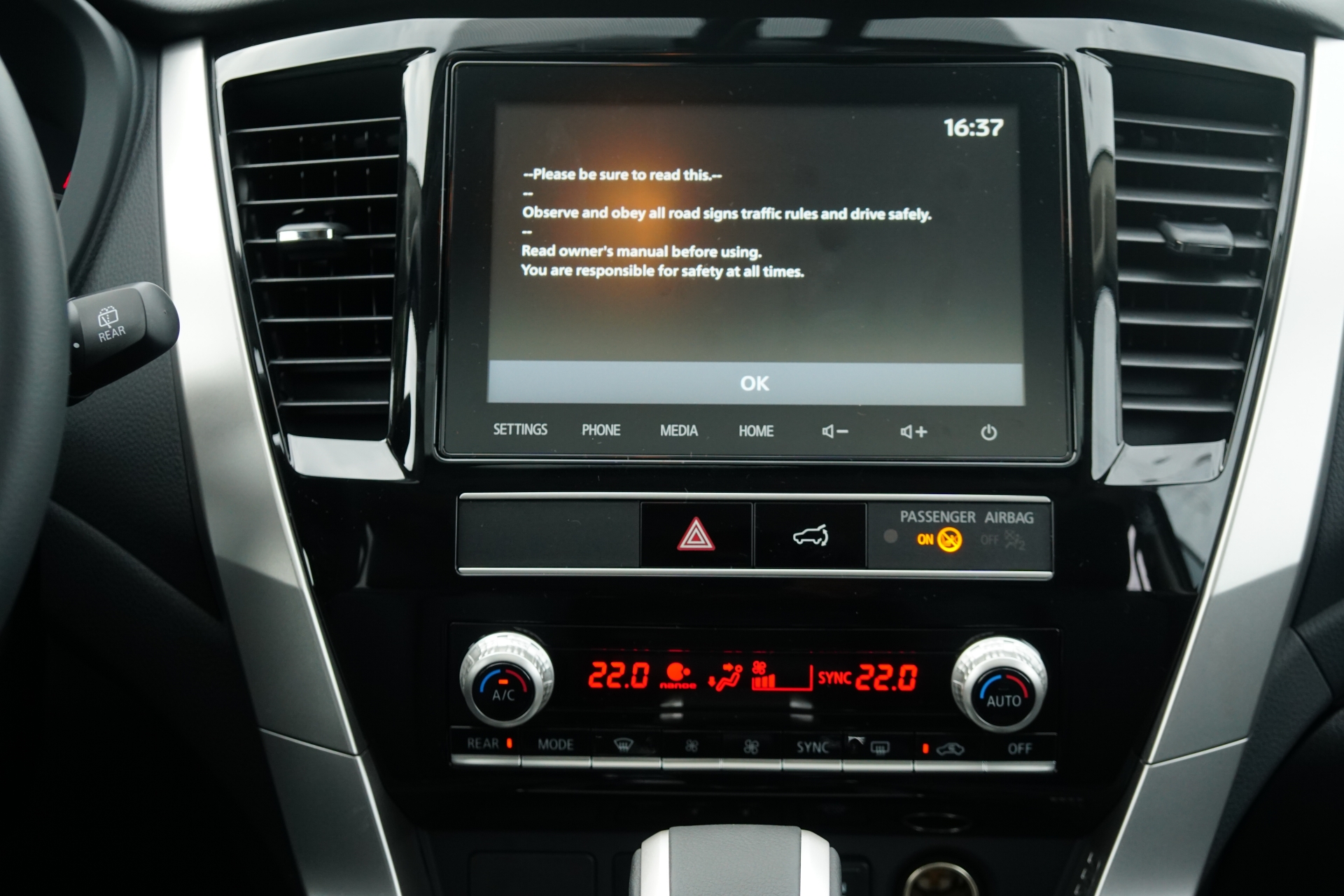 mitsubishi pajero sport 2020 chinh thuc co mat khong co so san va dong co xang