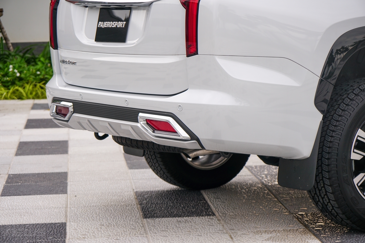 mitsubishi pajero sport 2020 chinh thuc co mat khong co so san va dong co xang