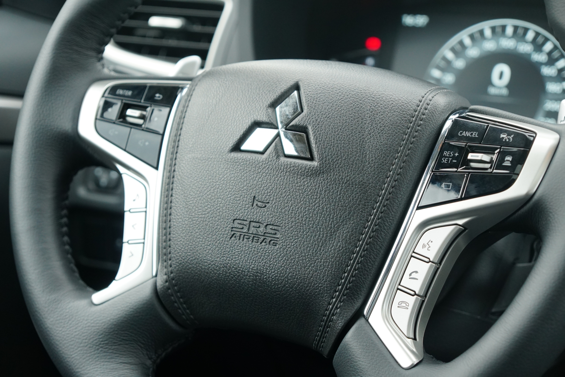 mitsubishi pajero sport 2020 chinh thuc co mat khong co so san va dong co xang