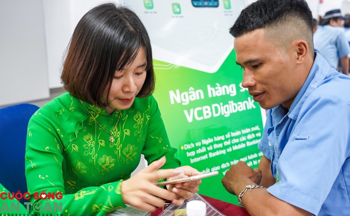 Đẩy mạnh chi tiêu không dùng tiền mặt trong công nhân lao động