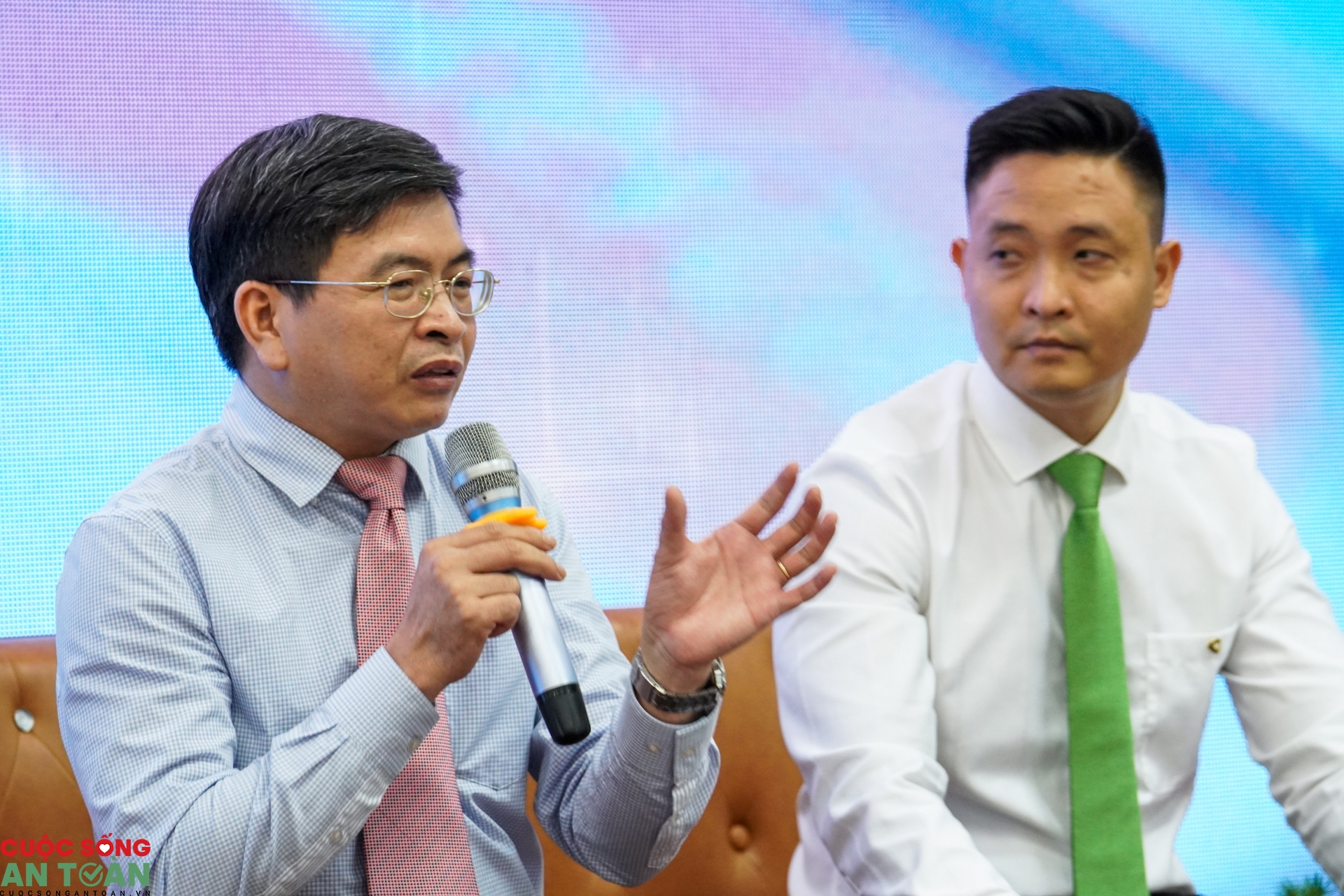 Đẩy mạnh chi tiêu không dùng tiền mặt trong công nhân lao động