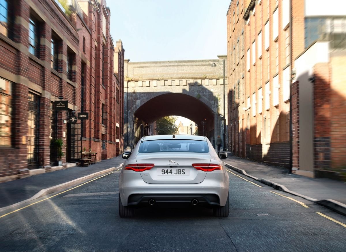 jaguar xe 2021 duoc nang cap dong co moi