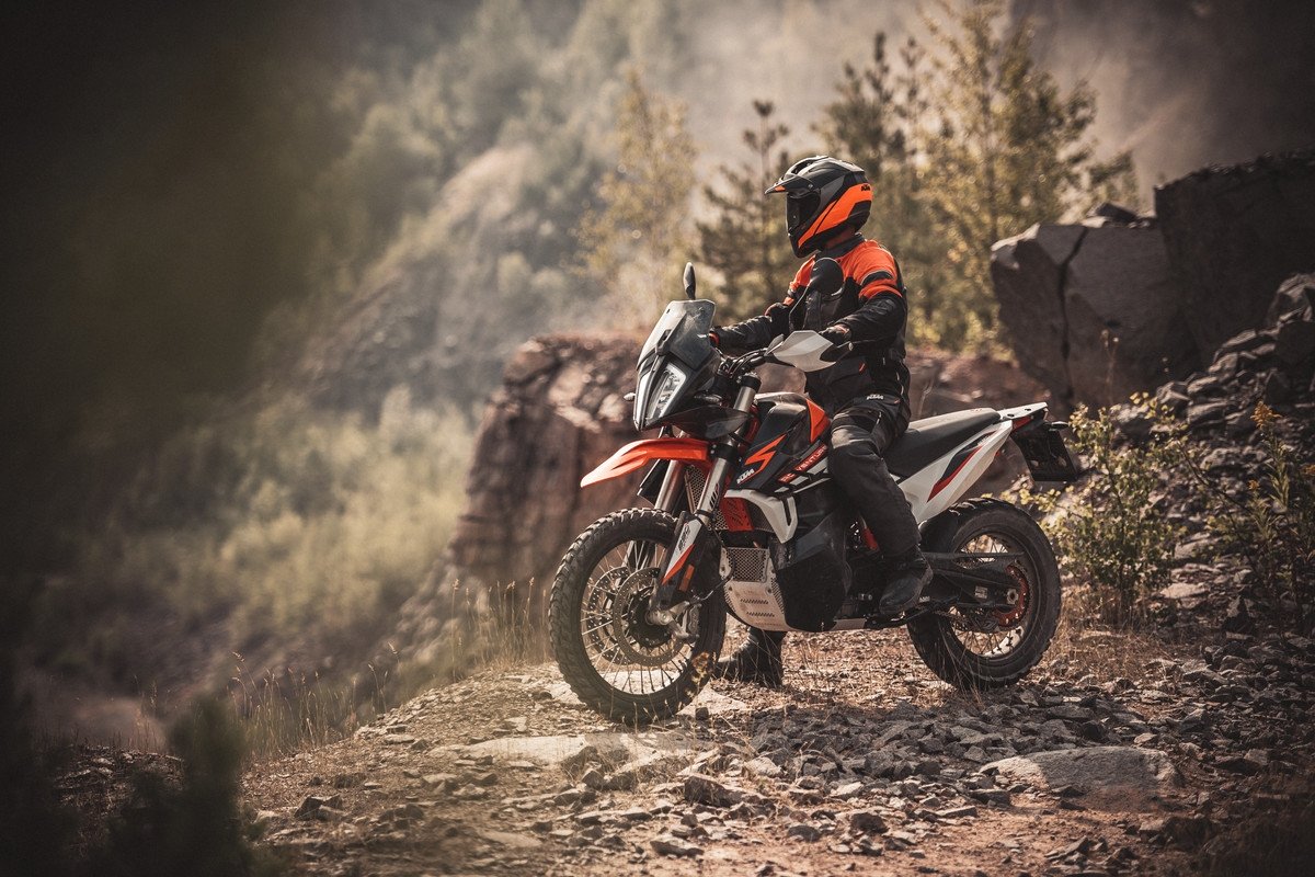 ktm trinh lang bo doi xe dia hinh hoan toan moi