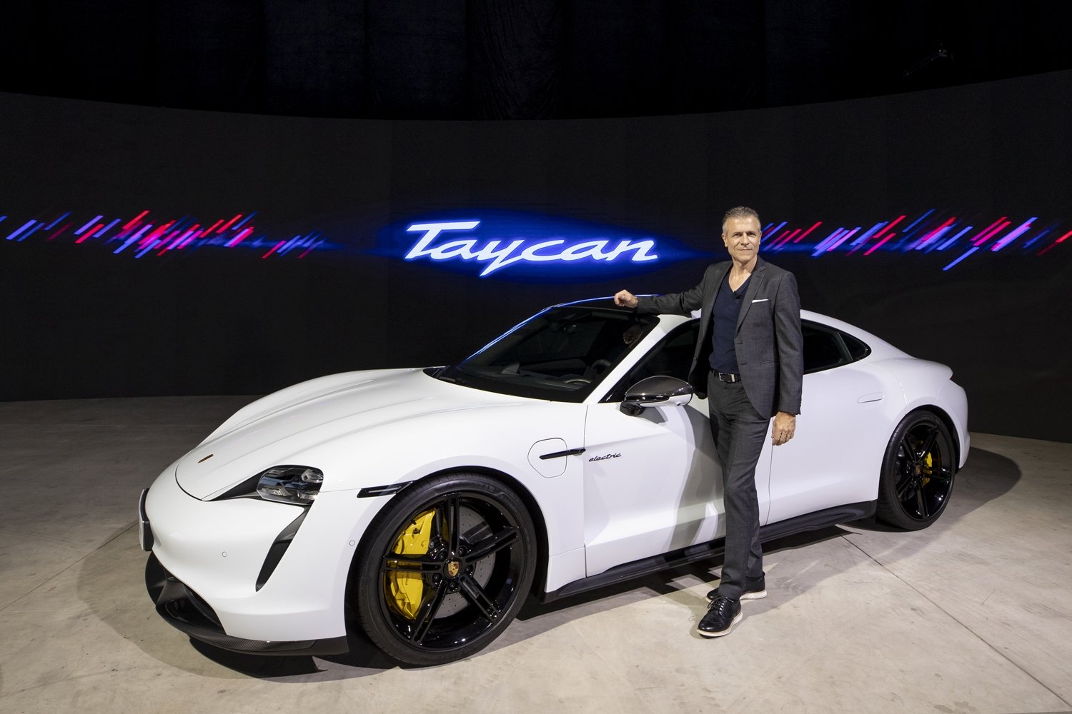 Porsche giới thiệu xe điện Taycan giá từ 5,720 tỷ đồng tại Việt Nam porsche gioi thieu xe dien taycan gia tu 5720 ty dong tai viet nam