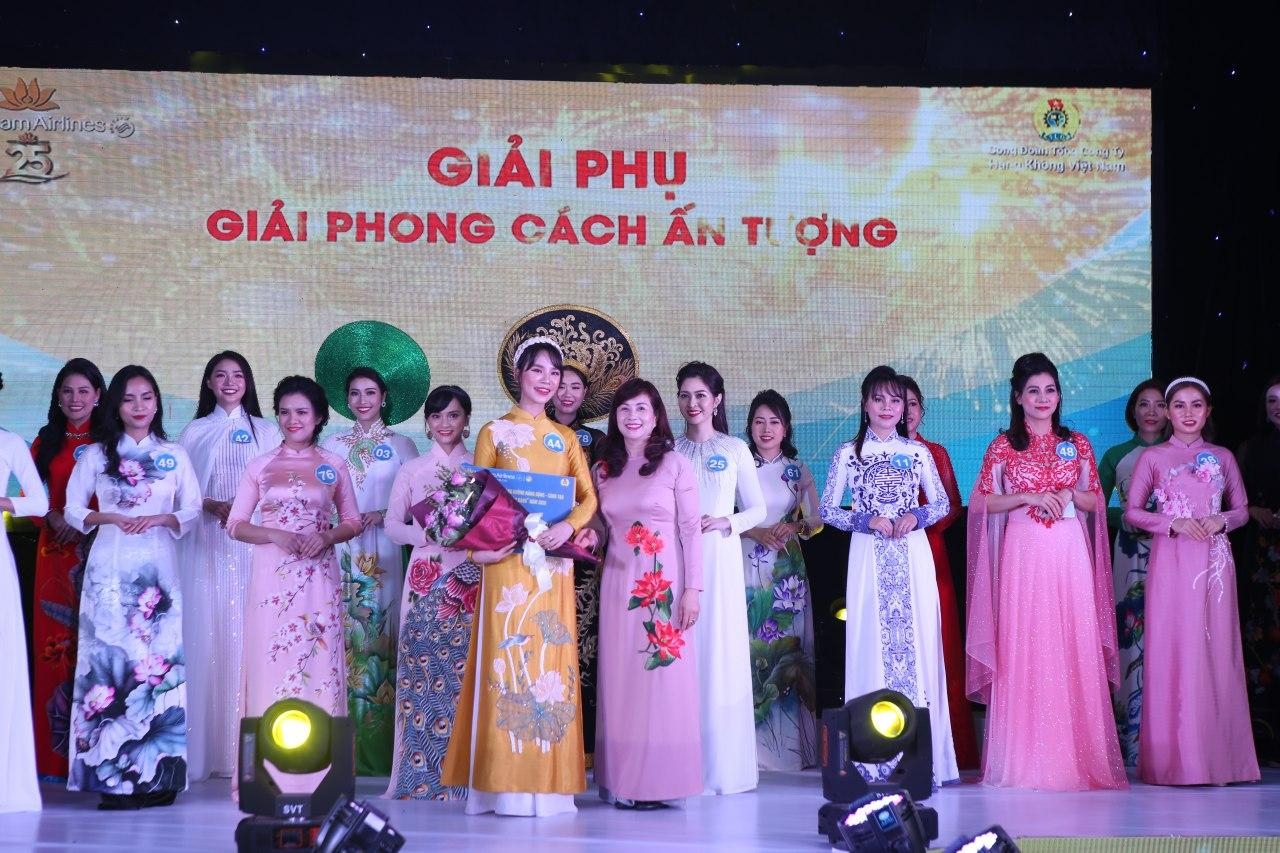 Khích lệ lao động nữ đẹp, duyên dáng và lao động giỏi Khích lệ lao động nữ đẹp, duyên dáng và lao động giỏi