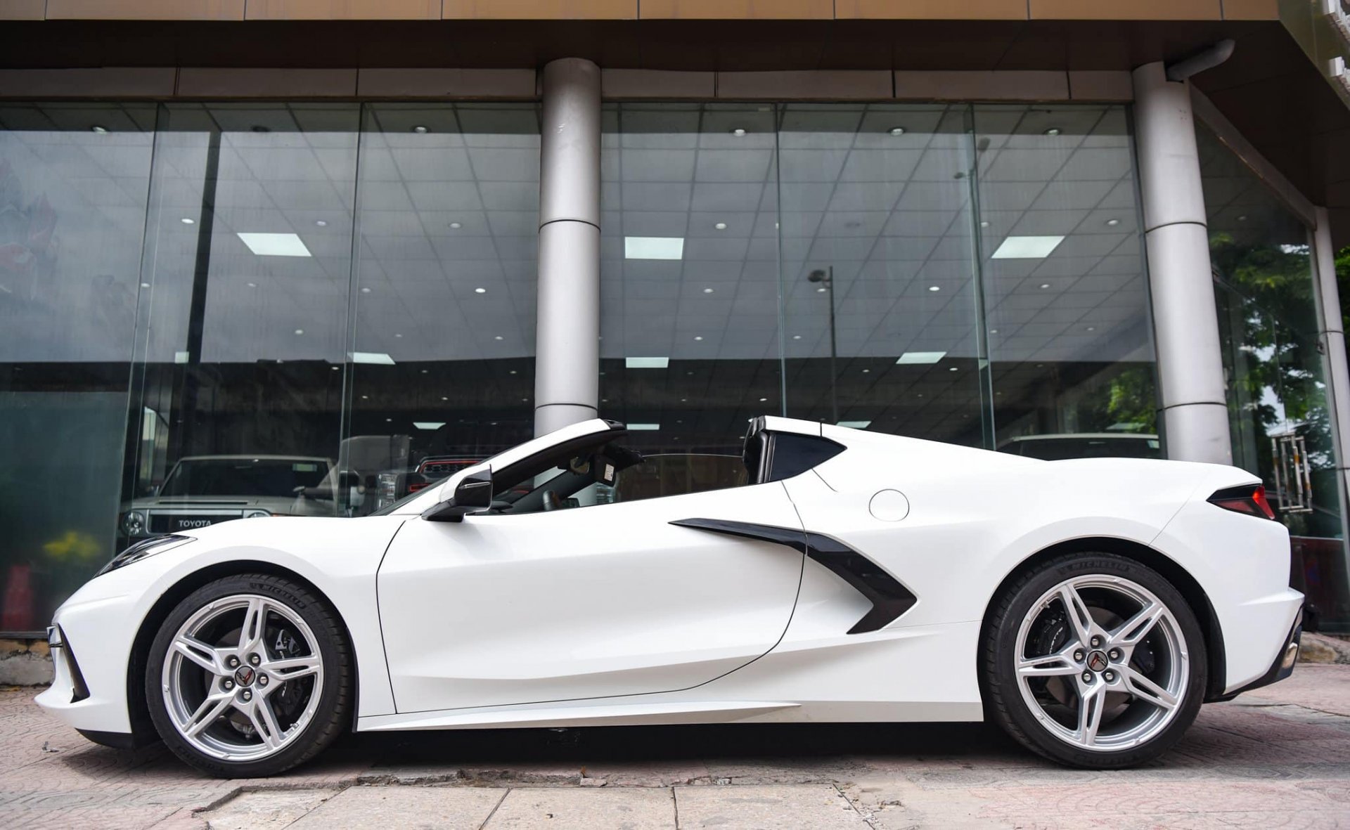 chevrolet corvette c8 stingray ve viet nam voi gia 7 ty dong