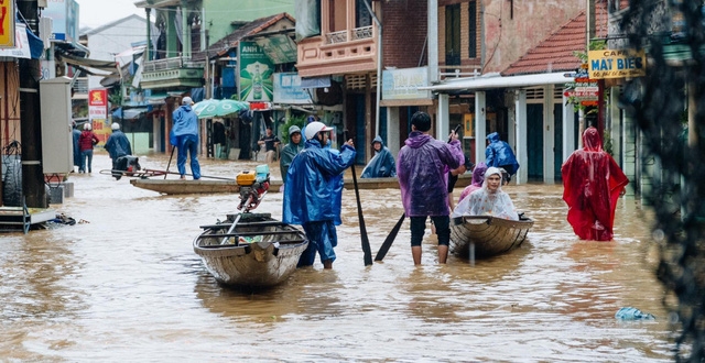 “Có mấy chục tỷ mà chỉ tặng được thùng mì gói”