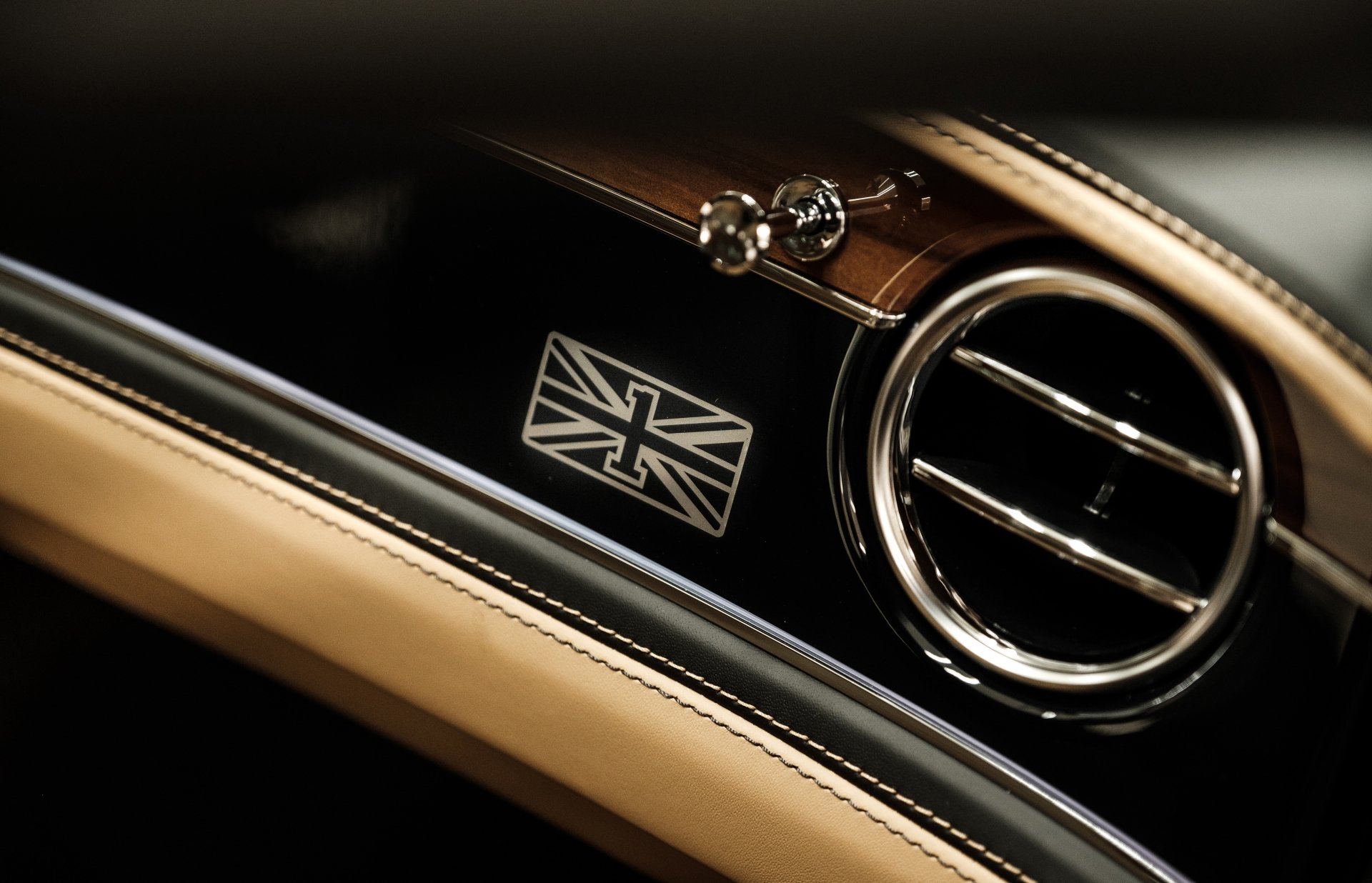 can canh sieu sang bentley flying spur 2020 first edition gia 30 ty dong