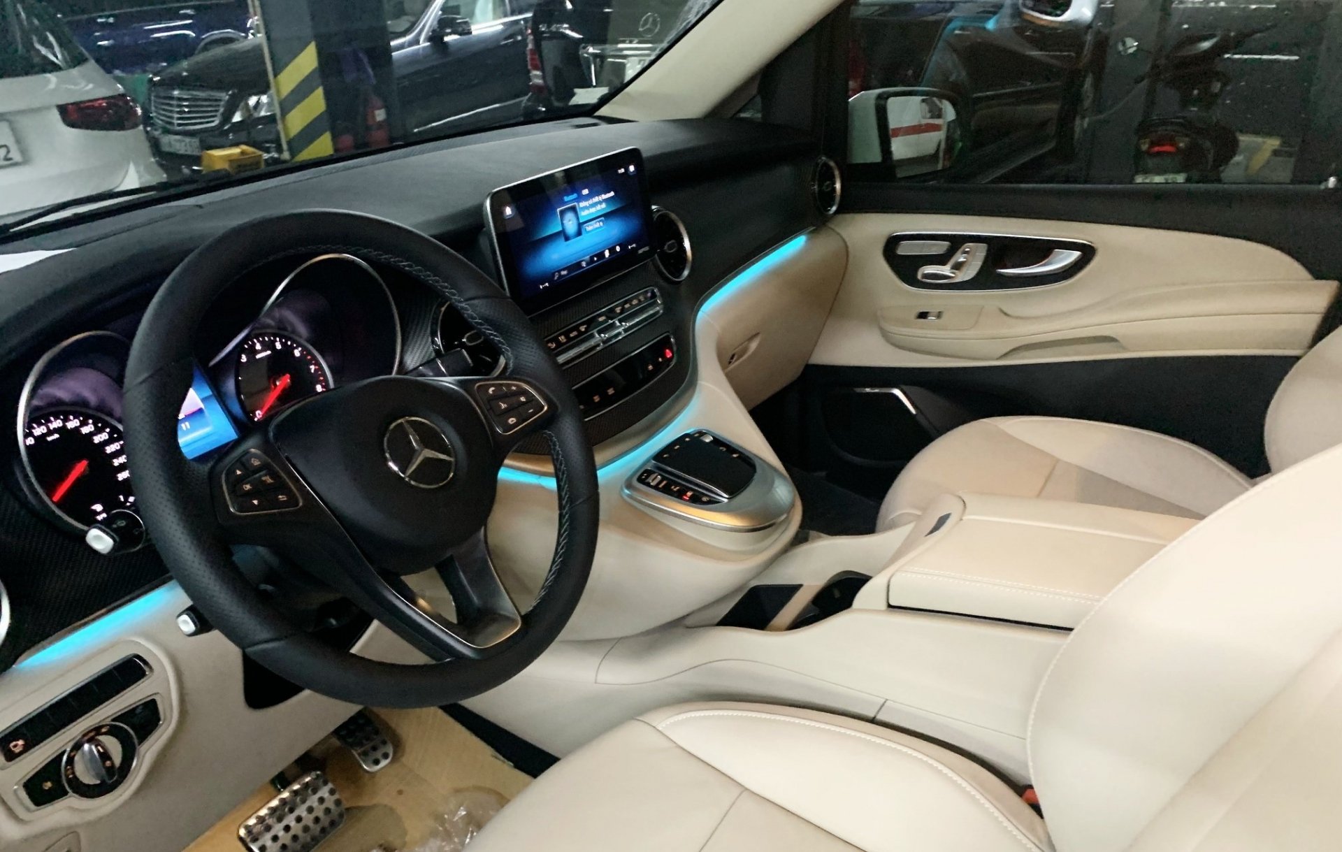 can canh xe gia dinh hang sang mercedes benz v250 amg