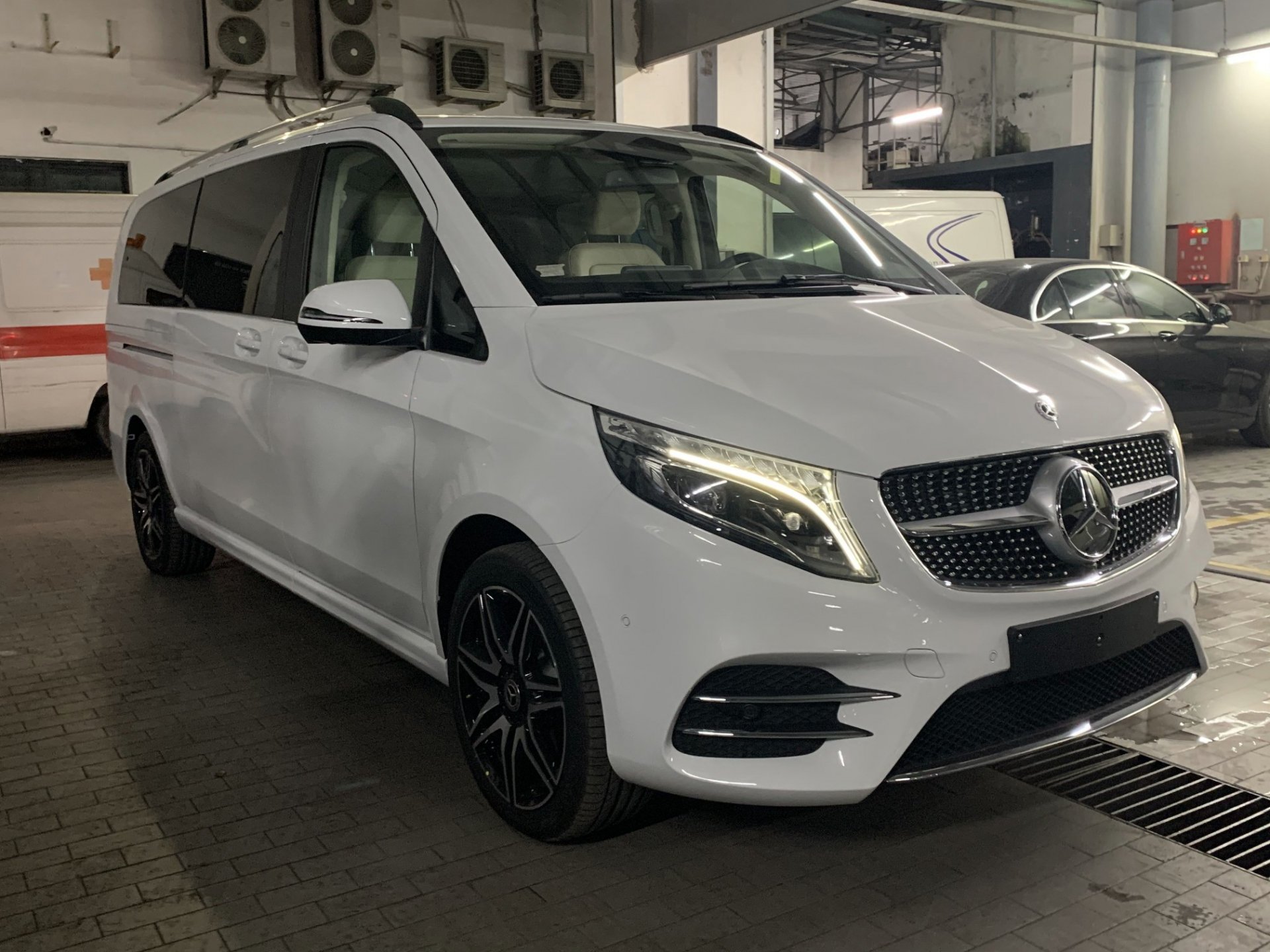 can canh xe gia dinh hang sang mercedes benz v250 amg