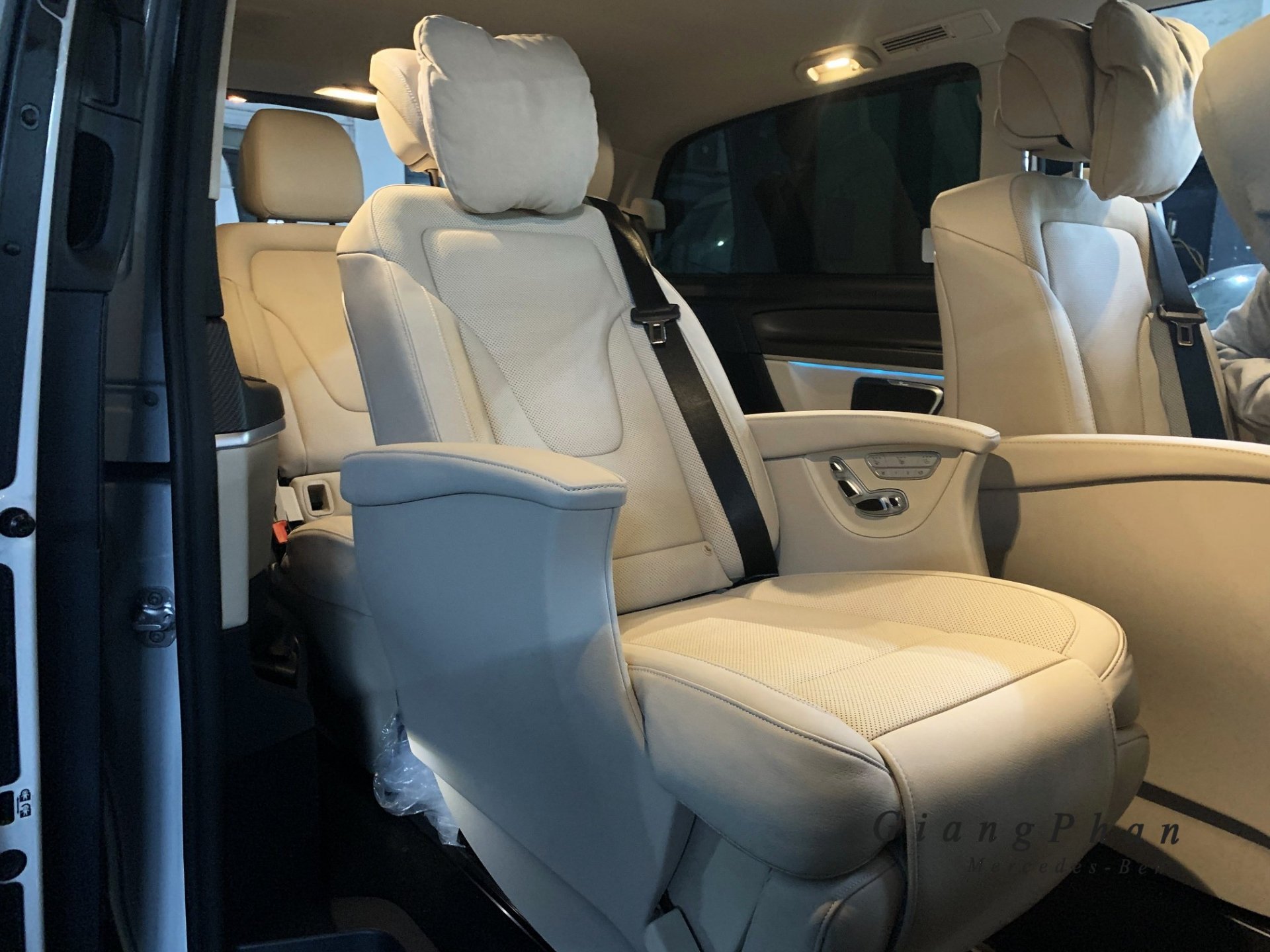 can canh xe gia dinh hang sang mercedes benz v250 amg