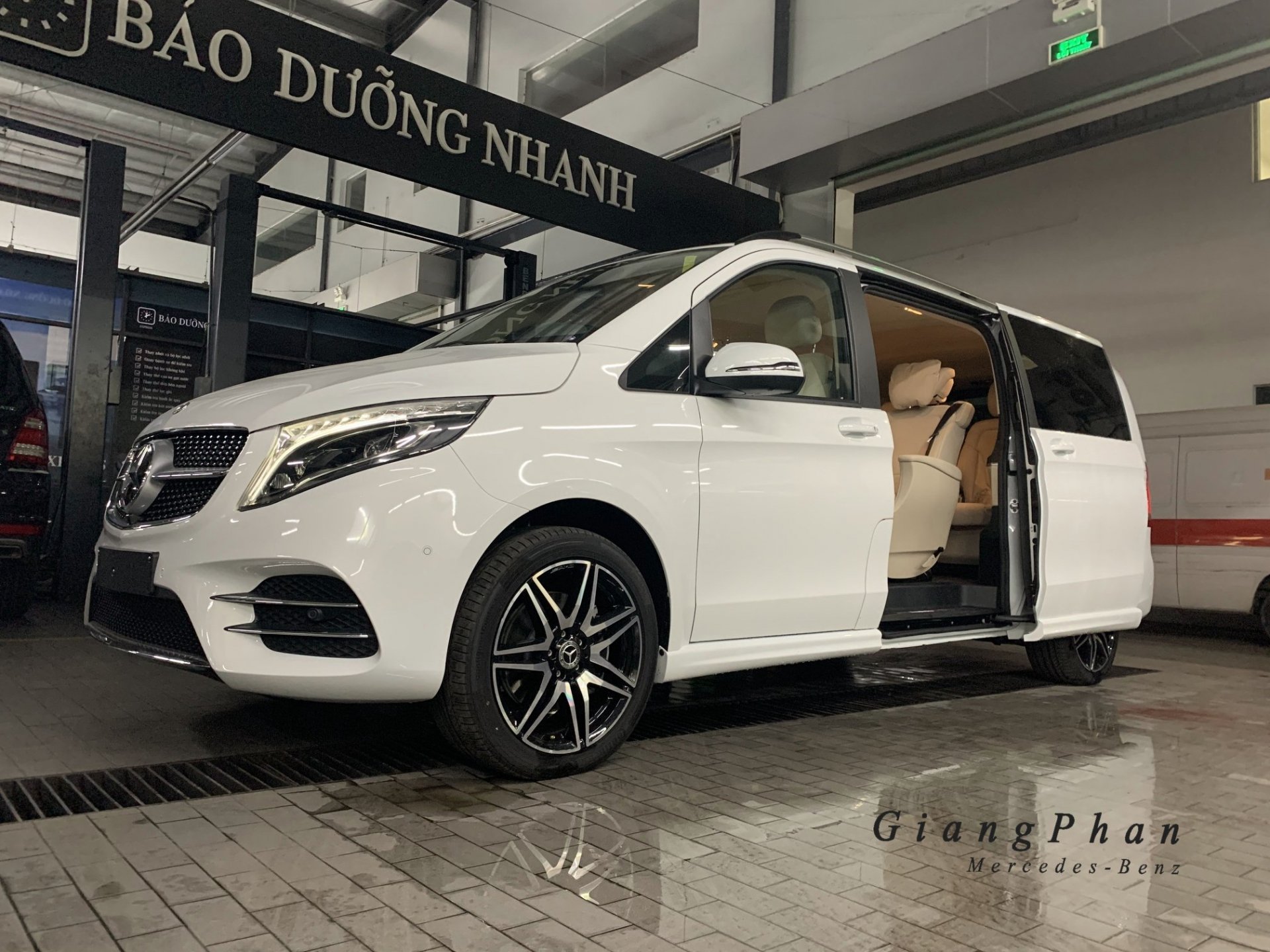 can canh xe gia dinh hang sang mercedes benz v250 amg