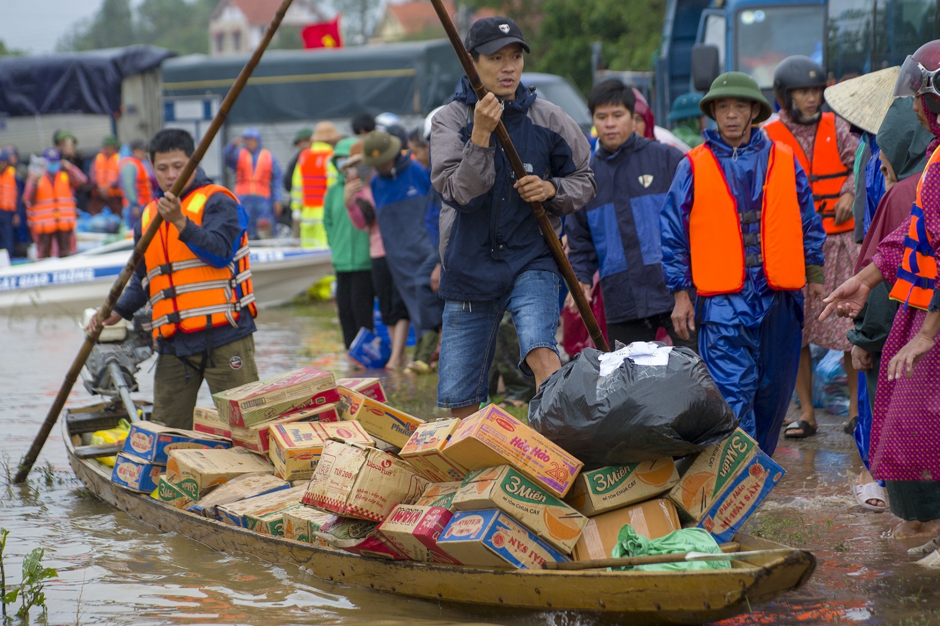 Cứu trợ miền Trung, cần thêm những lúc đồng lòng… Cứu trợ miền Trung, cần thêm những lúc đồng lòng…