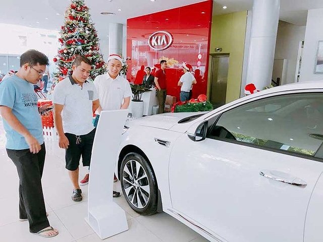 nguoi dan no nuc mua xe hop truoc khi hang loat uu dai gia xe sap ket thuc