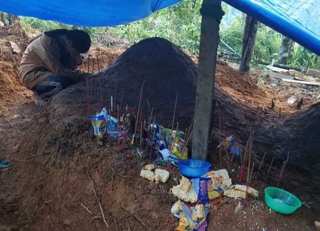 Nấm mồ trong bão lũ và nước mắt người ở lại Nấm mồ trong bão lũ và nước mắt người ở lại