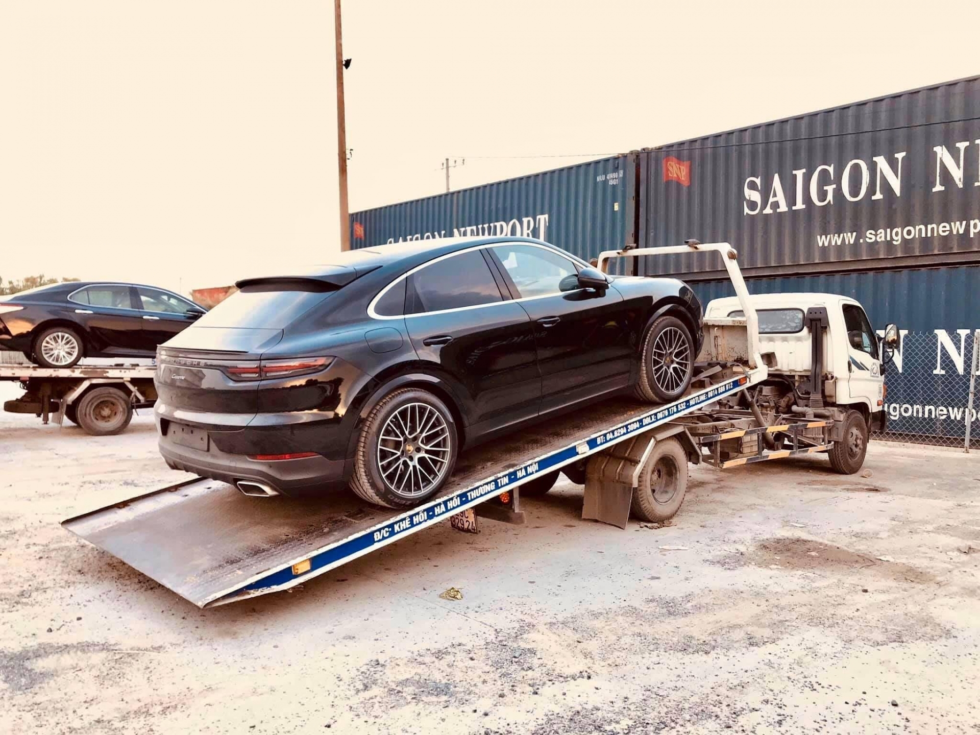 Cặp đôi Porsche Cayenne Coupe 2020 đầu tiên về Việt Nam cap doi porsche cayenne coupe 2020 dau tien ve viet nam