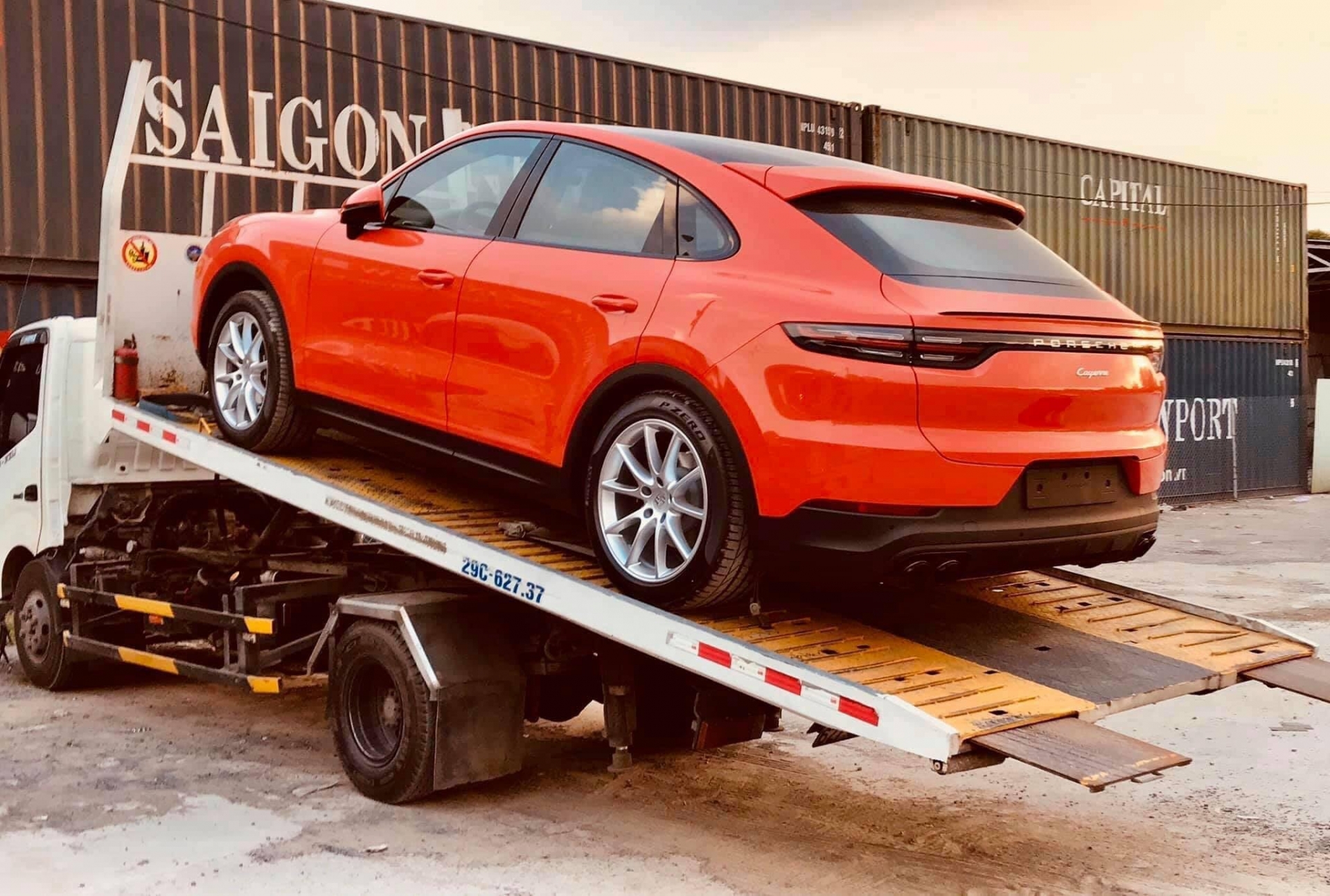 Cặp đôi Porsche Cayenne Coupe 2020 đầu tiên về Việt Nam cap doi porsche cayenne coupe 2020 dau tien ve viet nam