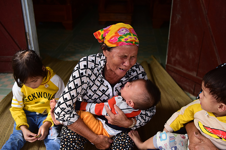 Nhiều gia đình lập bàn thờ người thân mất tích ở Anh nhieu gia dinh lap ban tho nguoi than mat tich o anh