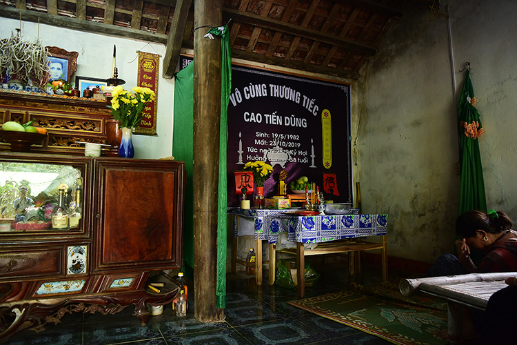 Nhiều gia đình lập bàn thờ người thân mất tích ở Anh nhieu gia dinh lap ban tho nguoi than mat tich o anh