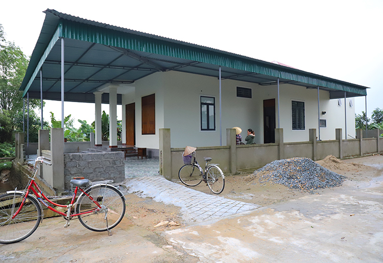 Nhiều gia đình lập bàn thờ người thân mất tích ở Anh nhieu gia dinh lap ban tho nguoi than mat tich o anh