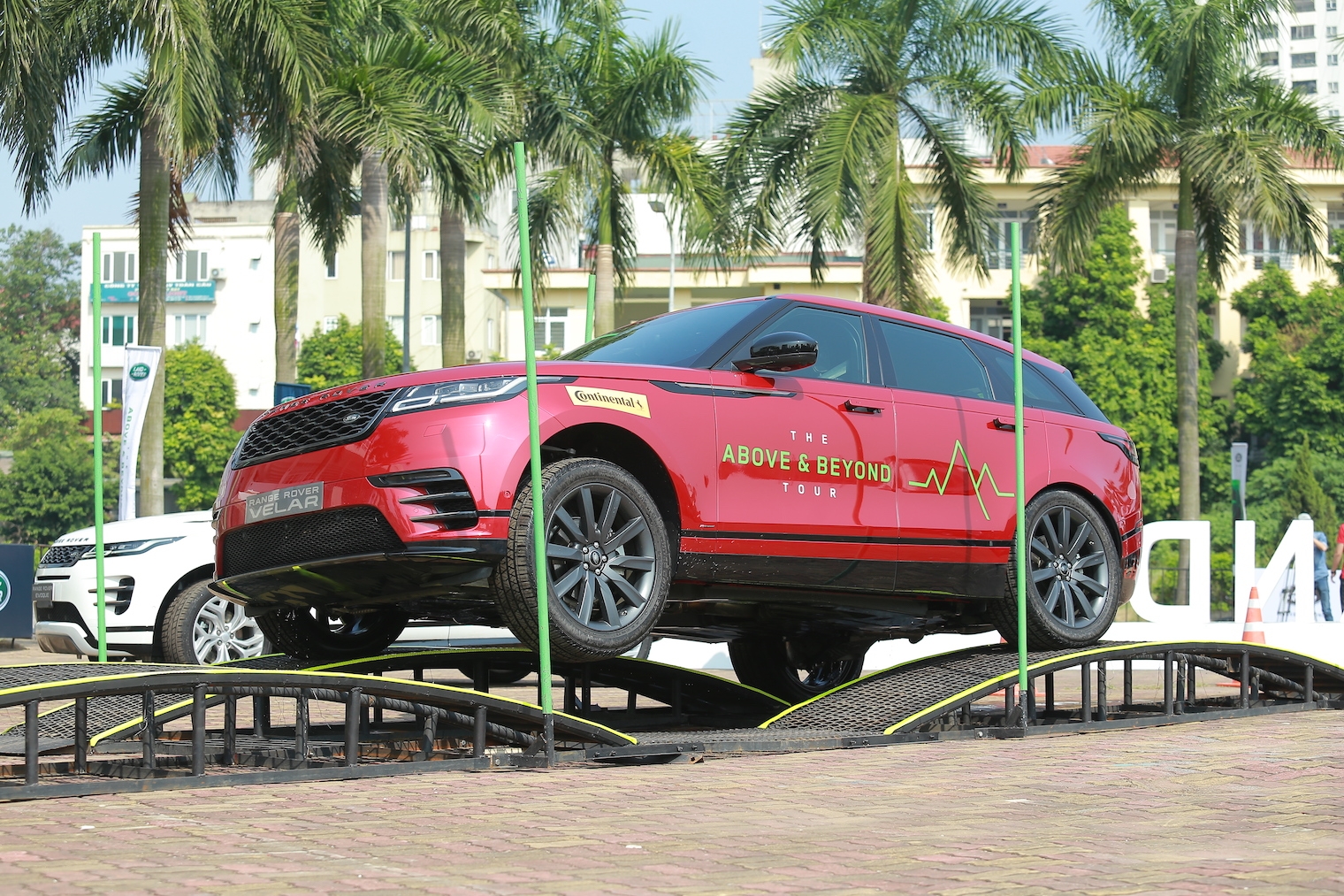 trai nghiem kha nang offroad an tuong tren cac mau xe land rover