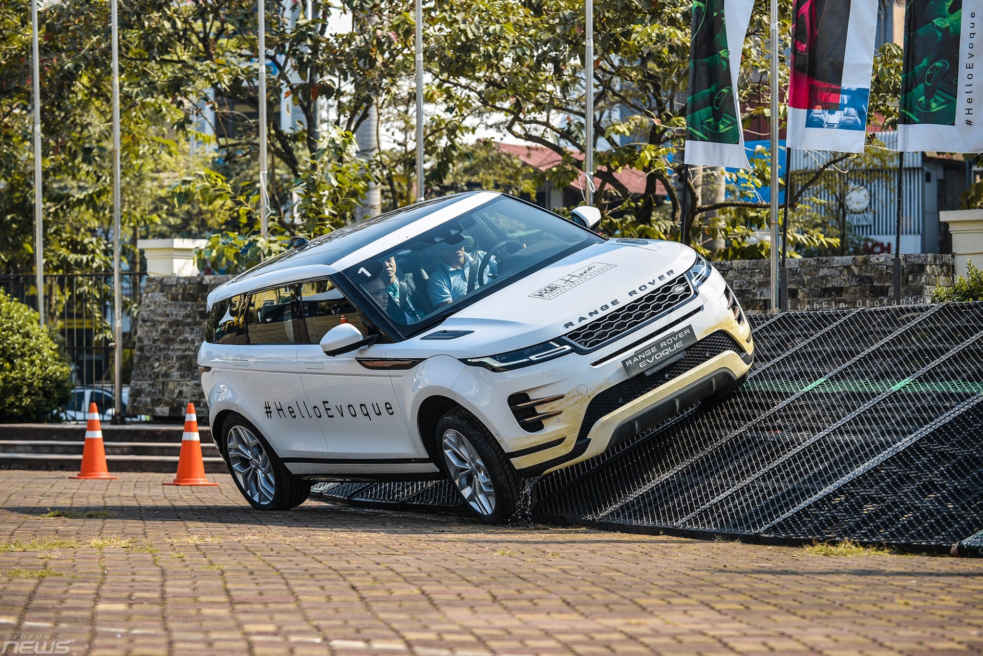 trai nghiem kha nang offroad an tuong tren cac mau xe land rover