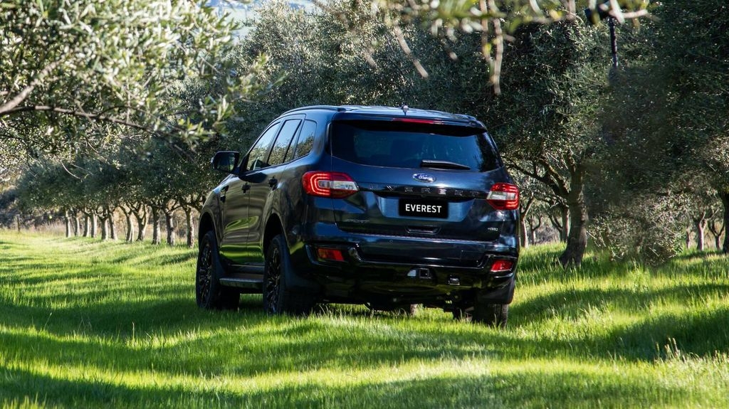 ford everest phien ban the thao chinh thuc lo dien