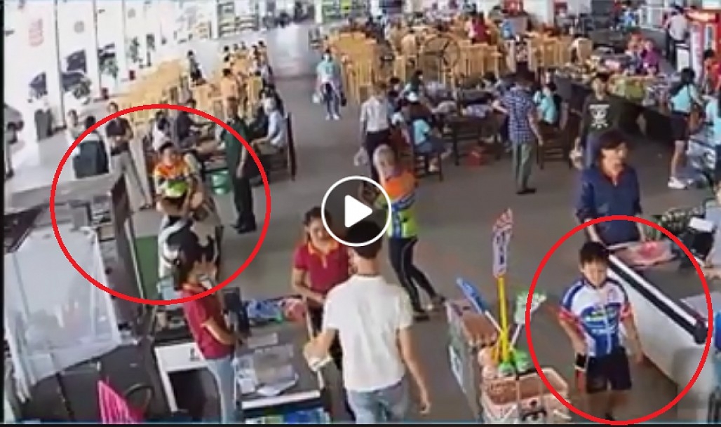 Đánh người trước mặt trẻ