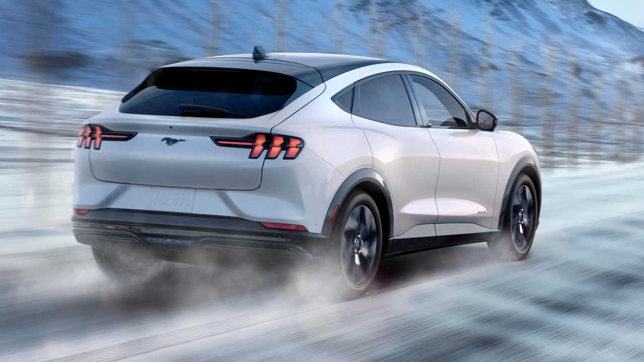 ford mustang mach e ra mat crossover thuan dien gia 44000 usd