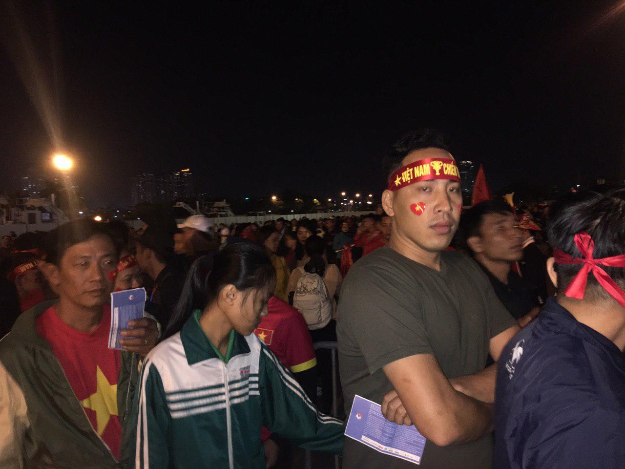 Trước giờ bóng lăn và “nỗi lòng” của công nhân chờ săn vé giờ chót