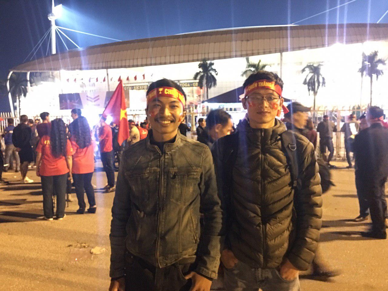 truoc gio bong lan va noi long cua cong nhan cho san ve gio chot