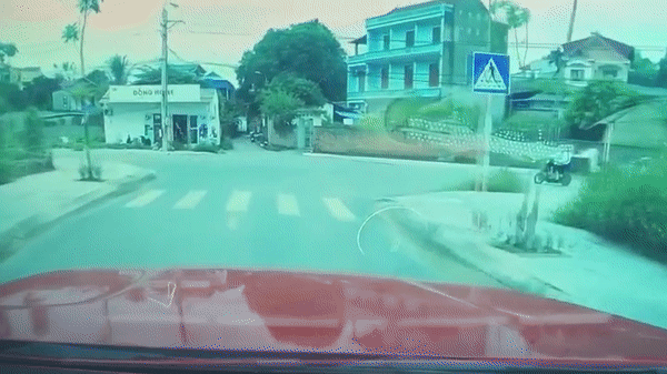 Bị 2 học sinh tông vỡ đầu xe và cách hành xử của tài xế được nhiều người “khen ngợi” bi 2 hoc sinh tong vo dau xe va cach hanh xu cua tai xe duoc nhieu nguoi khen ngoi