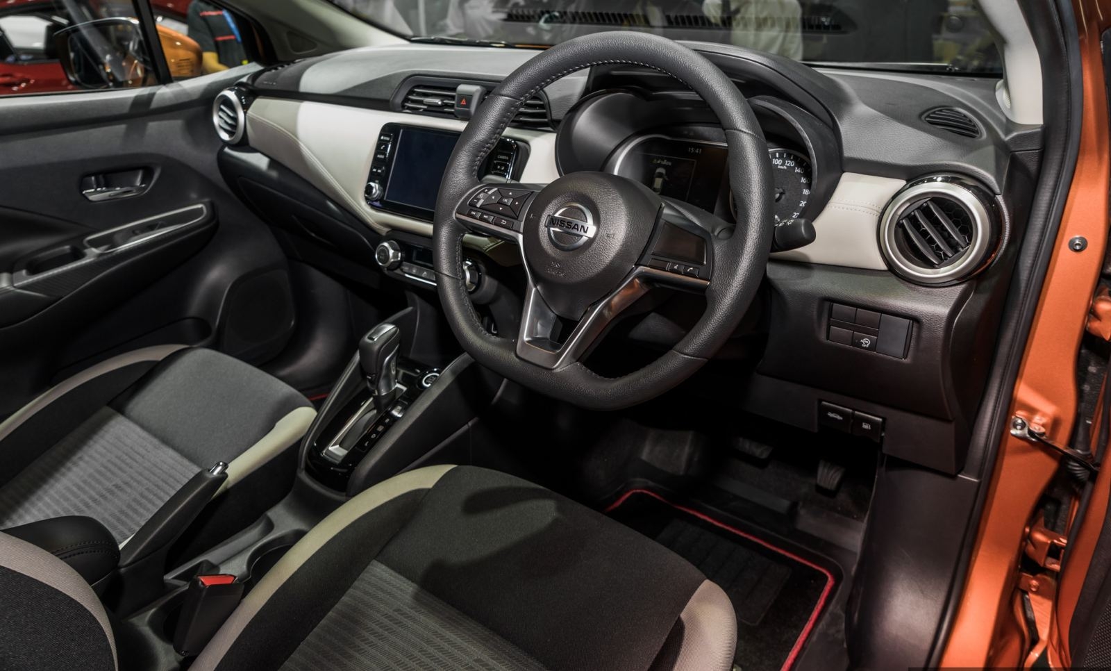 Ảnh thực tế Nissan Sunny thế hệ mới vừa được ra mắt anh thuc te nissan sunny the he moi vua duoc ra mat