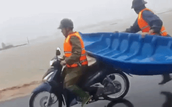 Xúc động cảnh tượng công an chạy bộ hơn 2km để giữ thuyền đưa người dân đi cấp cứu Xúc động cảnh tượng công an chạy bộ hơn 2km để giữ thuyền đưa người dân đi cấp cứu