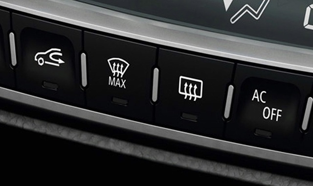 cach xu ly kinh o to bi mo khi di troi mua