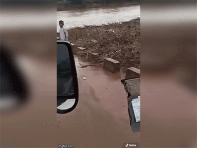 Cách cảm ơn của cậu bé ở vùng lũ khi nhận được gói kẹo gây bất ngờ Cách cảm ơn của cậu bé ở vùng lũ khi nhận được gói kẹo gây bất ngờ